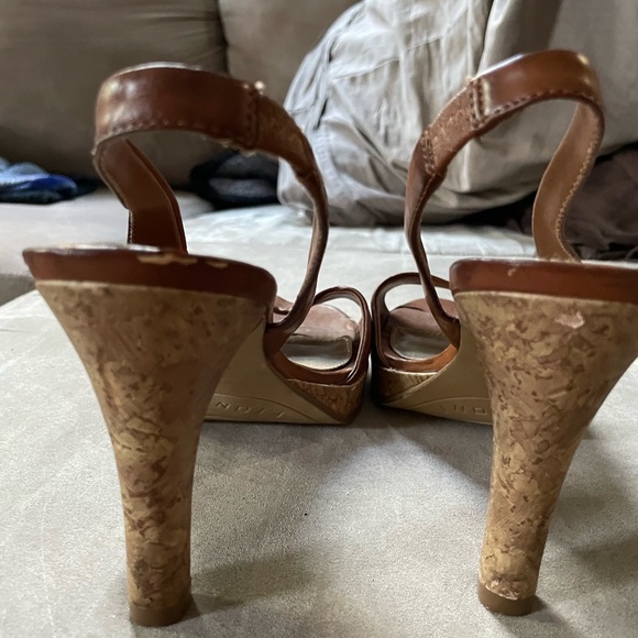 Fioni Sling Back Shoes, Size 8.5, Tan Leather Cork 3.5” Heel, Worn Once! - Picture 5 of 5